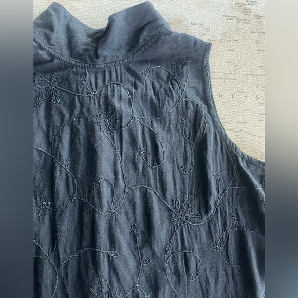 April Cornell Black Sleeveless Top Butyon Back Embroidered Size Large - Picture 2 of 8